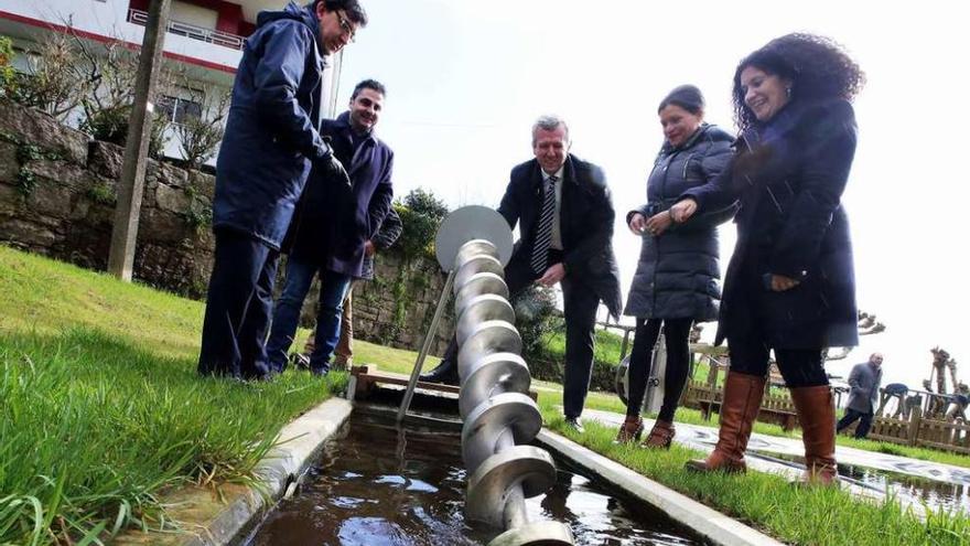 Alfonso Rueda comprueba el funcionamiento de un artilugio de un parque de Mos, con Ignacio López Chaves, Óscar Soto, Nidia Arévalo y Julia Loureiro.  // A. Hernández