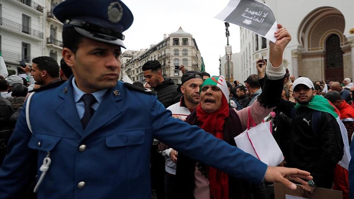 Protesta contra el presidente Buteflika en Argel.