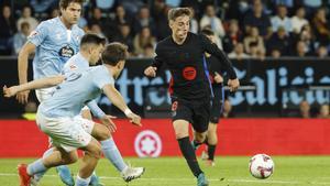Gavi inicia una jugada de ataque en Balaídos durante el Celta-Barça.