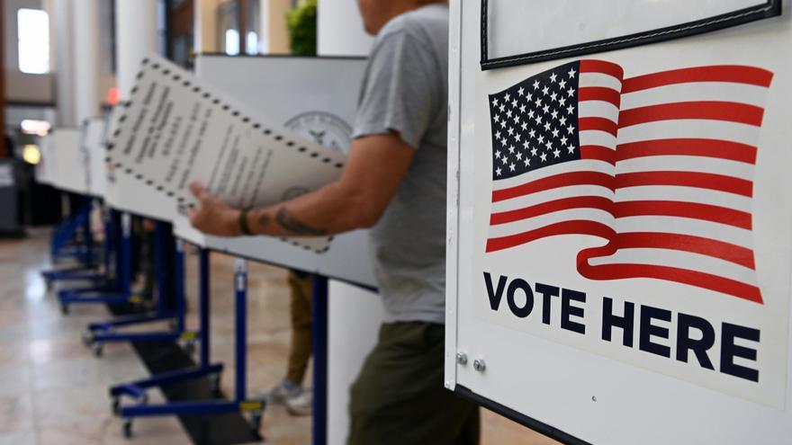 El voto anticipado bate récords en varios estados decisivos y se acerca a la cifra histórica de 2020