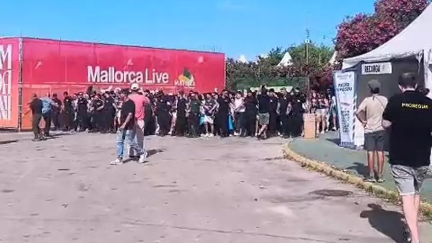 Así ha sido la entrada de los fans de Aitana al recinto
