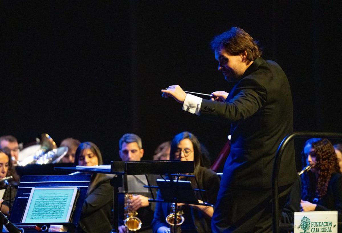 El director de la Banda de Música de Zamora, durante la gala. | J. L. F.