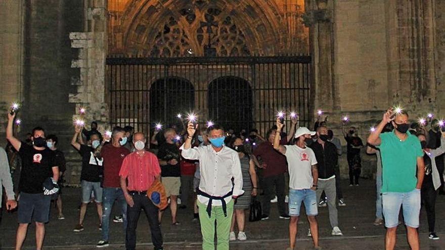 Hosteleros concentrados, ayer de madrugada, ante la Catedral.