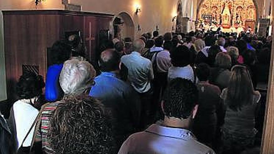 Los miembros de las cofradías, asistiendo al culto en el santuario de Teverga.