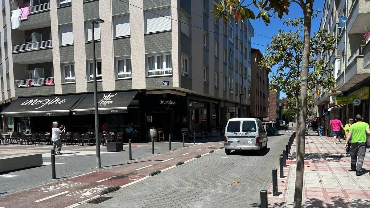 Un vehículo circula por la calle Rafael Sarandeses de Lugones, donde se instalarán cámaras.