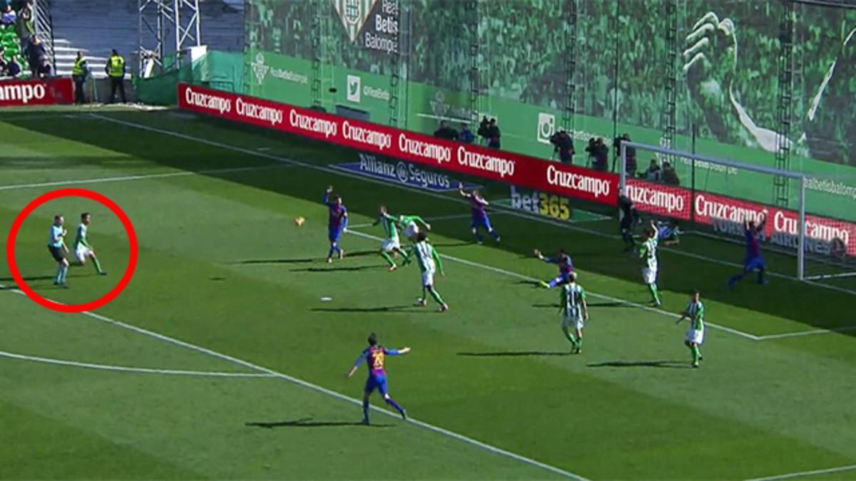 El gesto del árbitro en la jugada polémica del Betis - Barça