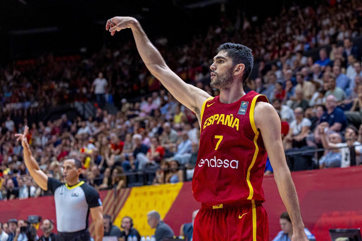 Santi Aldama tras lanzar de tres ante Finlandia