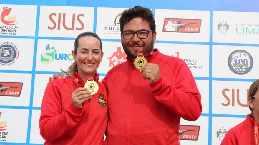 Fátima Gálvez y Alberto Fernández, con las medallas de oro conquistadas en Perú.