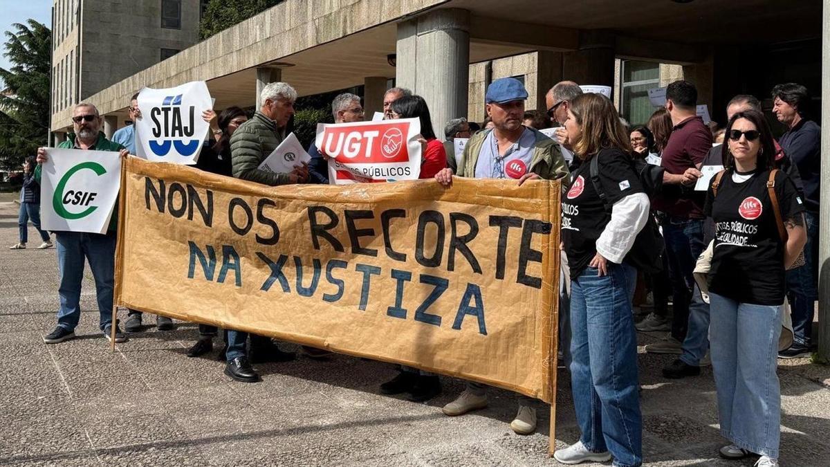 Manifestación de funcionarios de justicia este jueves en Santiago