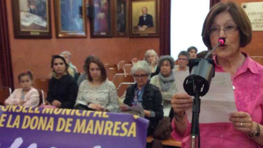 Conxita Almarcha, del consell municipal de la dona, intervenint al ple