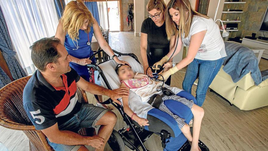 Alexia, junto a sus padres, recibe los cuidados de las profesionales que están al frente de la Unidad de Hospitalización a Domicilio de Elche.