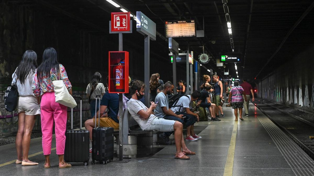 Usuarios de Rodalies de Renfe aguardan en el andén de la estación de El Clot, de Barcelona.
