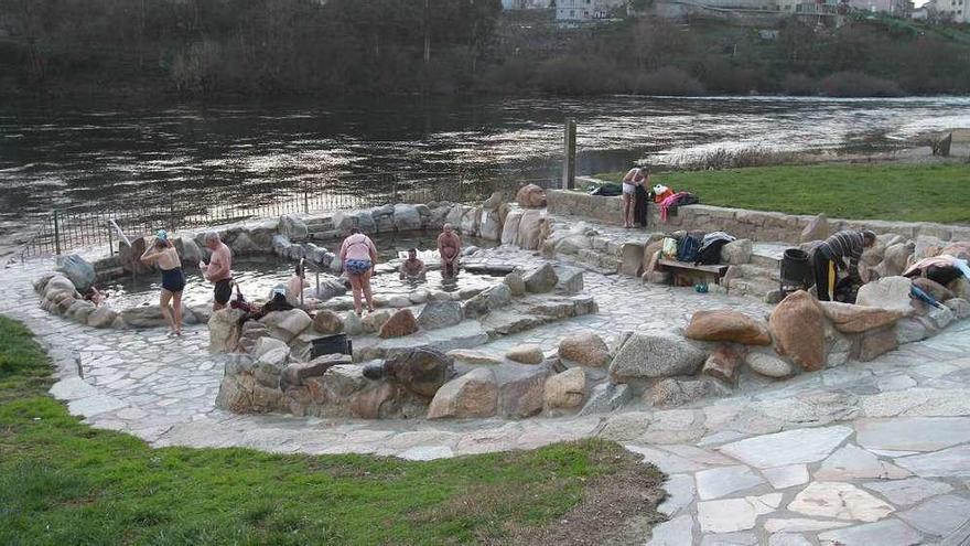 Bañistas en las termas públicas de A Chavasqueira en la tarde de ayer. // Iñaki Osorio