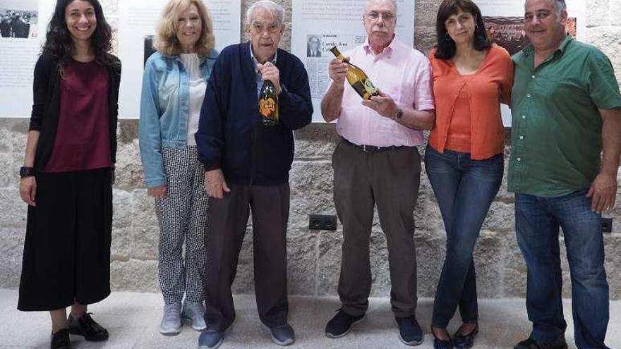 La familia Cela, en la bodega gallega.