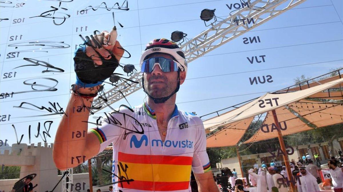 Valverde duante el momento de la firma en una de las etapas del Tour de los Emiratos
