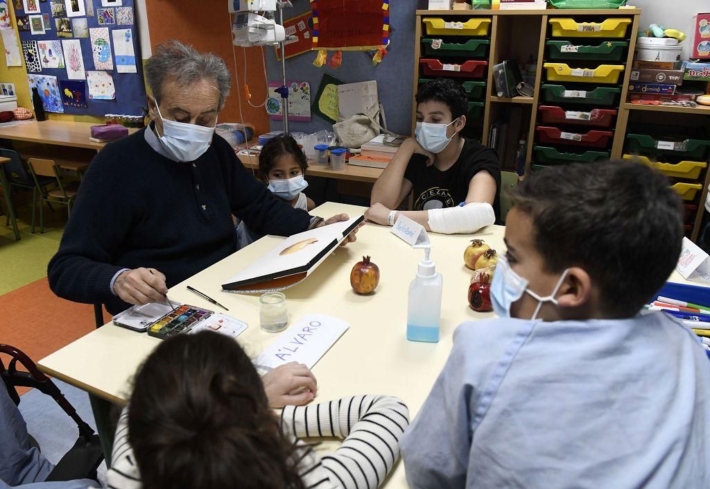 Pedro Cano lleva la pintura a Oncología Infantil de la Arrixaca