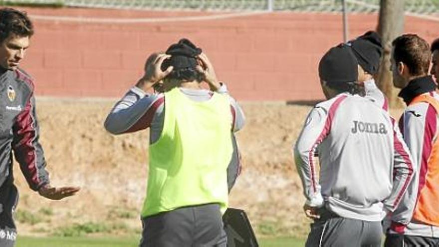 El entrenador reunió a muchos de los que fueron titulares en La Rosaleda, con los que repasó situaciones en las que se hicieron las cosas mal.