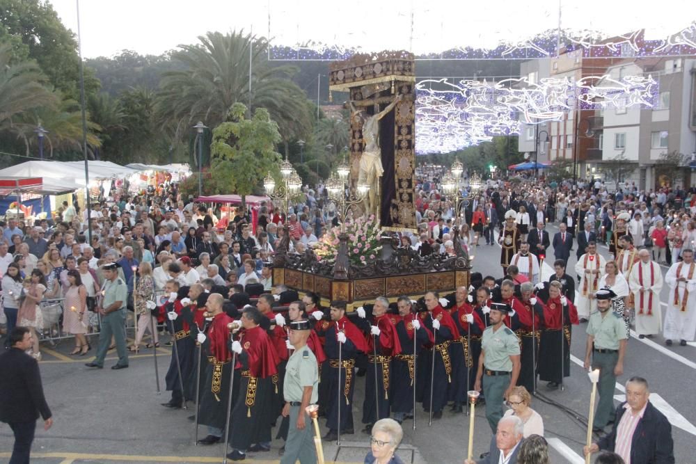 Un Cristo entre el fervor de la multitud. // Santos Álvarez