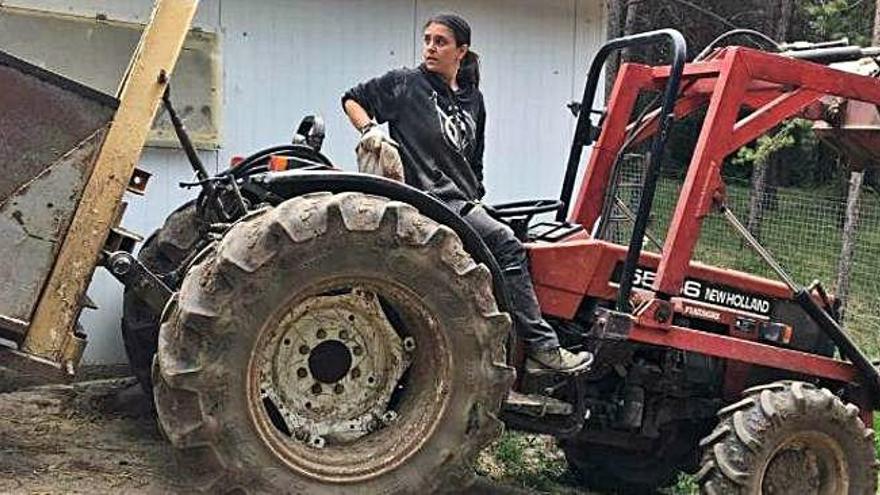 Martina Marcet amb el tractor