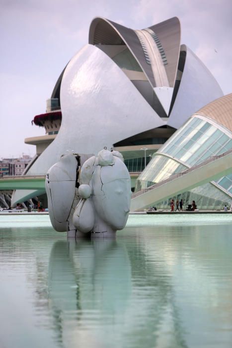 Esculturas de Manolo Valdés en el lago de la Ciudad de las Artes y las Ciencias