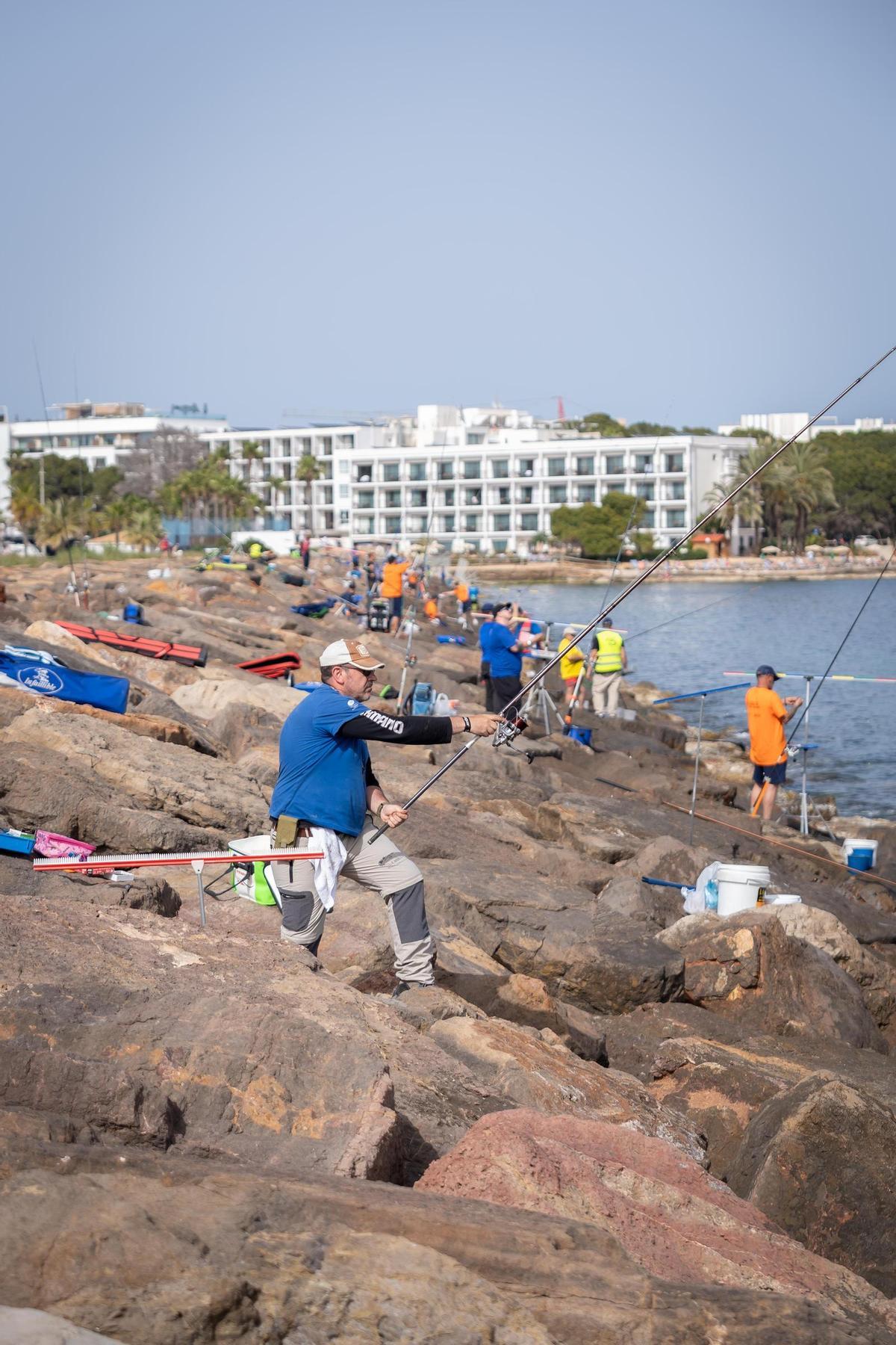 Un instante del Campeonato de España de Pesca de Roca celebrado en Santa Eulària.