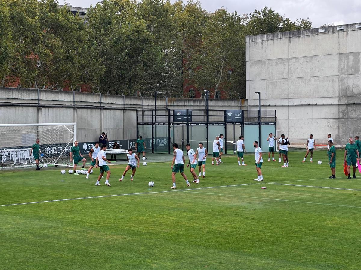 El Betis entrena en la CD Luis del Sol dos días antes de medirse al Levante en el Ciutat de València