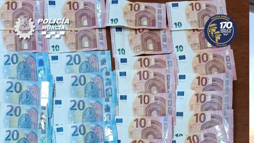 Dinero fraccionado y bellotas de hachís halladas por la Policía Local de Murcia en la mochila de un hombre durante un control preventivo en la pedanía de Aljucer