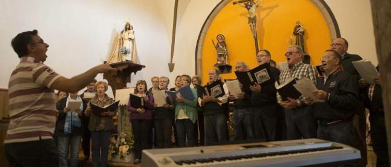 El coro pone banda sonora a Las Regueras