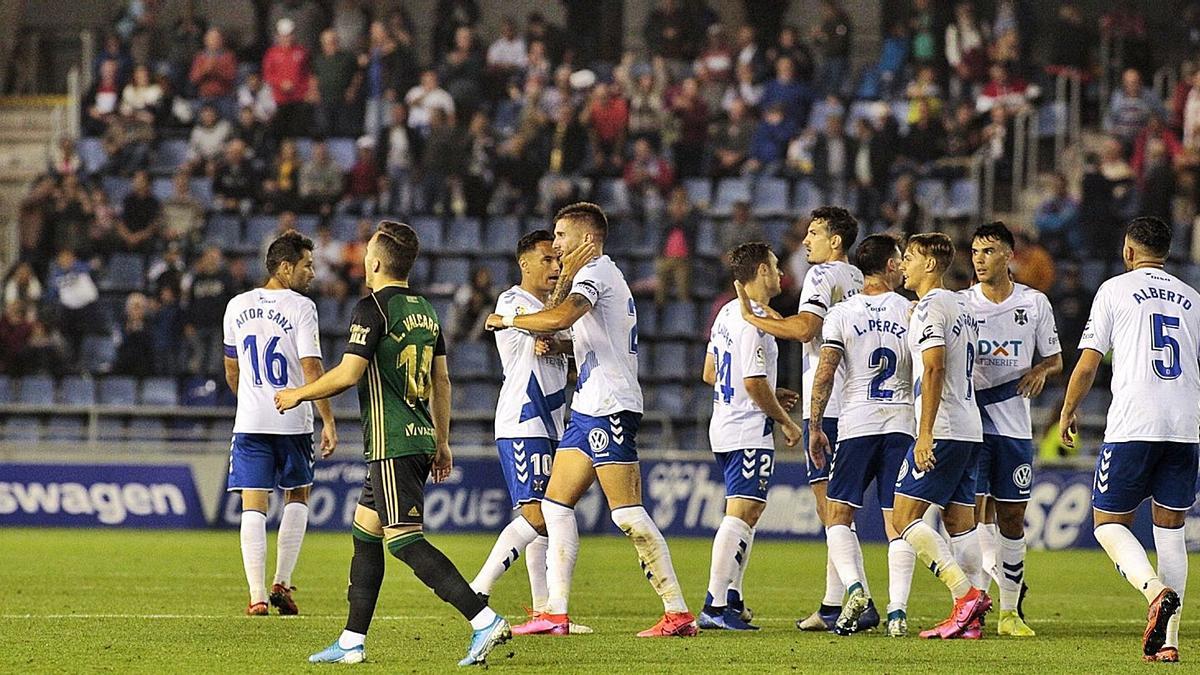 Jugadores del Tenerife, con la grada de San Sebastián de fondo, celebrando el gol con el que el equipo venció a la Ponferradina en el Heliodoro Rodríguez López el 8 de marzo de 2020.
