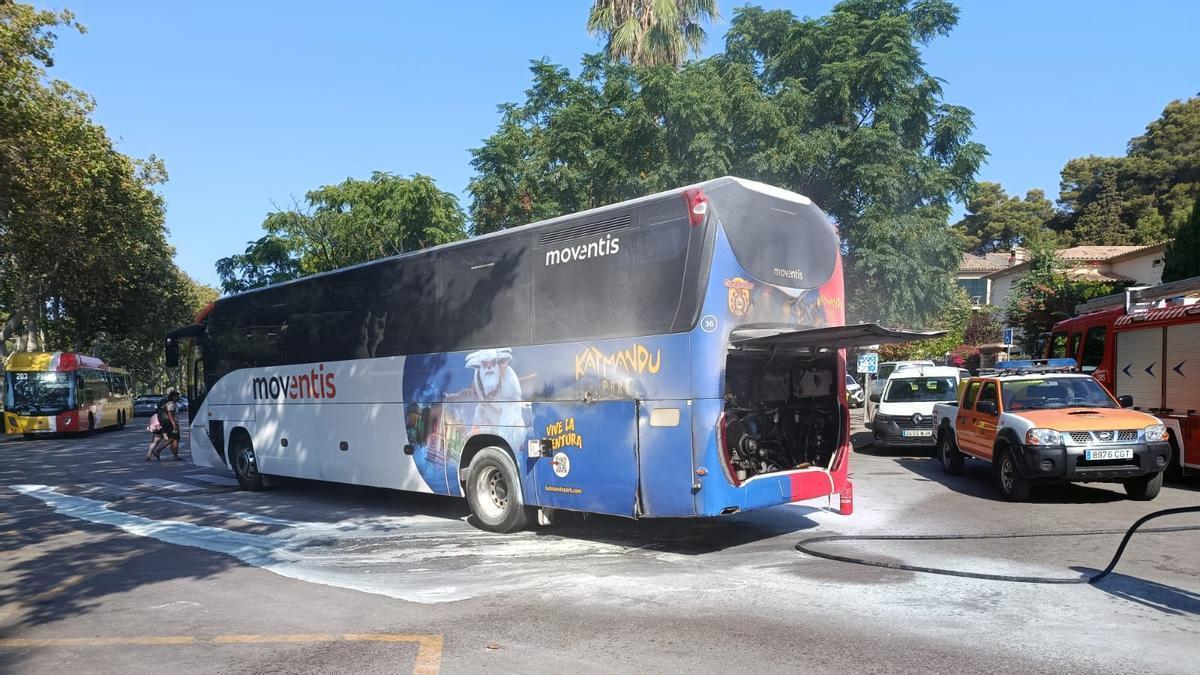 El autobús incendiado en el aparcamiento de Valldemossa.