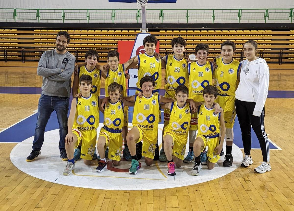 El equipo preinfantil de Novobasket, que quedó subcampeón.