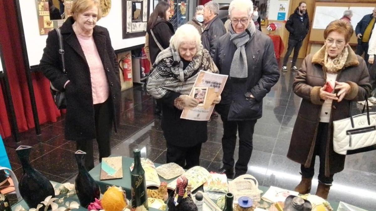 La artista centenaria, arropada por el alcalde y su familia, junto a algunas de sus obras, ayer.