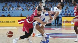 Shengelia y Nkamhoua pugnan por un balón durante el partido de cuartos del Eurobasket de este miércoles. 
