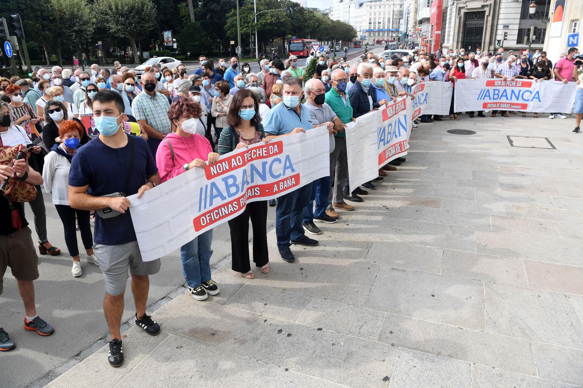 Manifestación contra el cierre de sucursales bancarias en el Obelisco