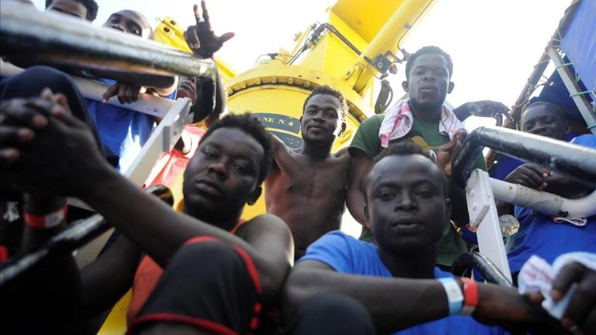 El barco militar italiano con 177 inmigrantes atracará en Catania