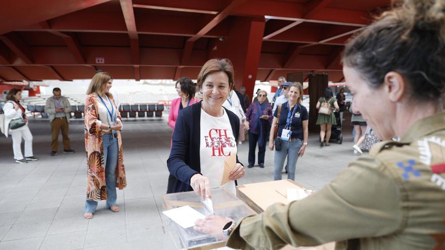 Carmen Moriyón vota en Gijón: "Estamos tranquilos y con ilusión después de haberlo dado todo por Gijón"