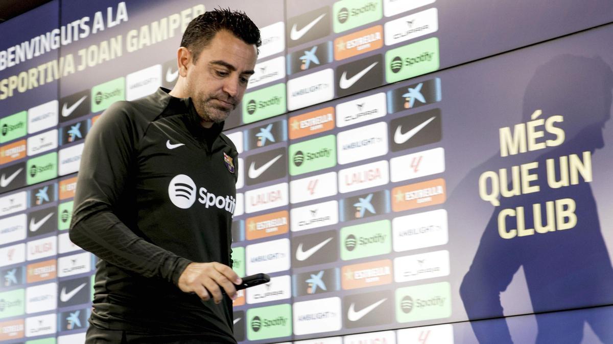 Xavi sale de la sala de prensa tras la rueda de prensa previa al clásico.