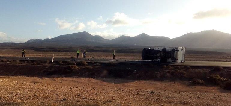 Colisión múltiple y vuelco de un camión en Yaiza