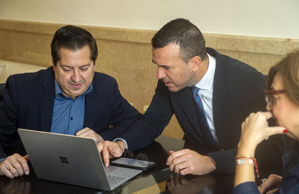 Reunión entre el alcalde de Guadassuar, Vicent Estruch, y el presidente de la Diputació, Vicent Mompó.