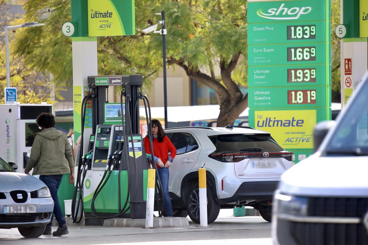 Conductores repostando este lunes en una gasolinera de Murcia pese al aumento de los precios.