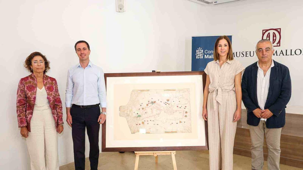 Maria Gràcia Salvà, Llorenç Galmés, Antònia Roca y Miquel Barceló posan con la Carta Portolana.