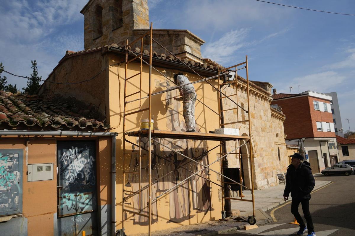 Un hombre observa el trabajo de Adeva días atrás