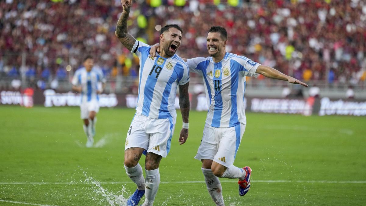 Lo Celso junto a Otamendi celebrando un gol con la selecció argentina