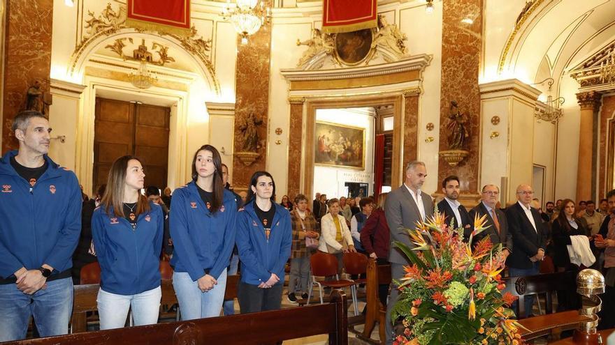 El Valencia Basket celebra el título de la Copa de la Reina en la Basílica de la Virgen