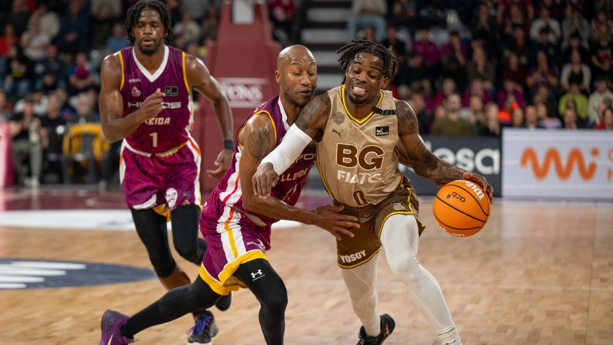 El visitante Ike Iroegbu anotó 19 puntos