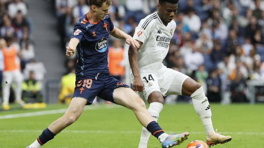 Williot disputa un balón al madridista Tchouameni durante la reciente visita del Celta al Bernabéu. | Ballesteros
