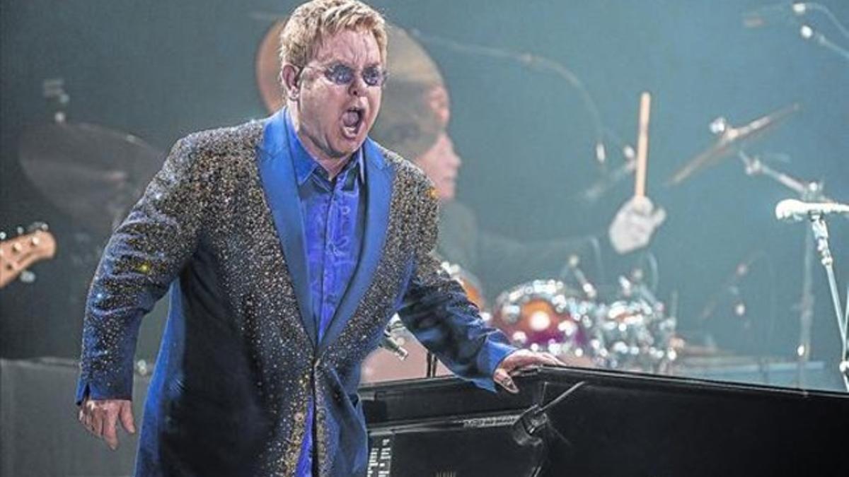 Elton John, durante el concierto de anoche en el Palau Sant Jordi de Barcelona.