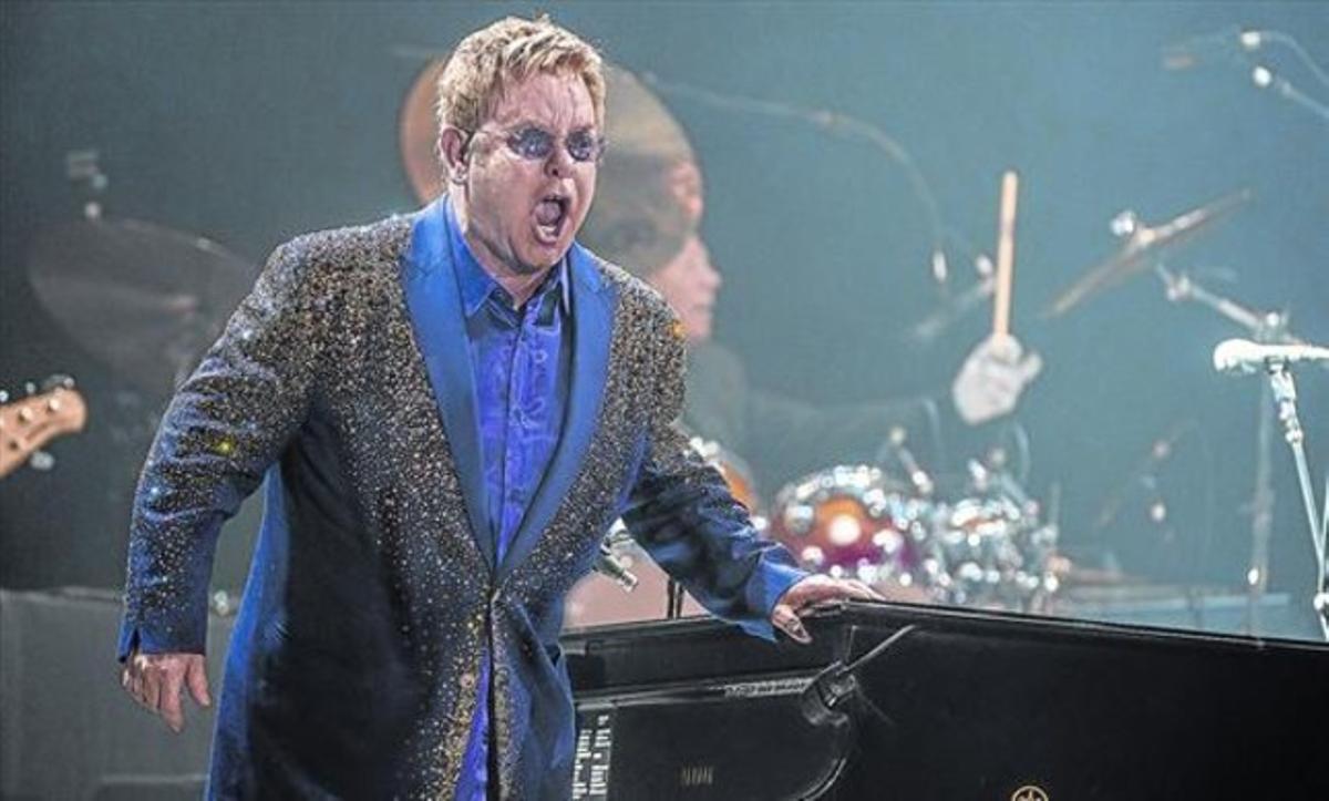 Elton John, durant el concert d’ahir a la nit al Palau Sant Jordi de Barcelona.