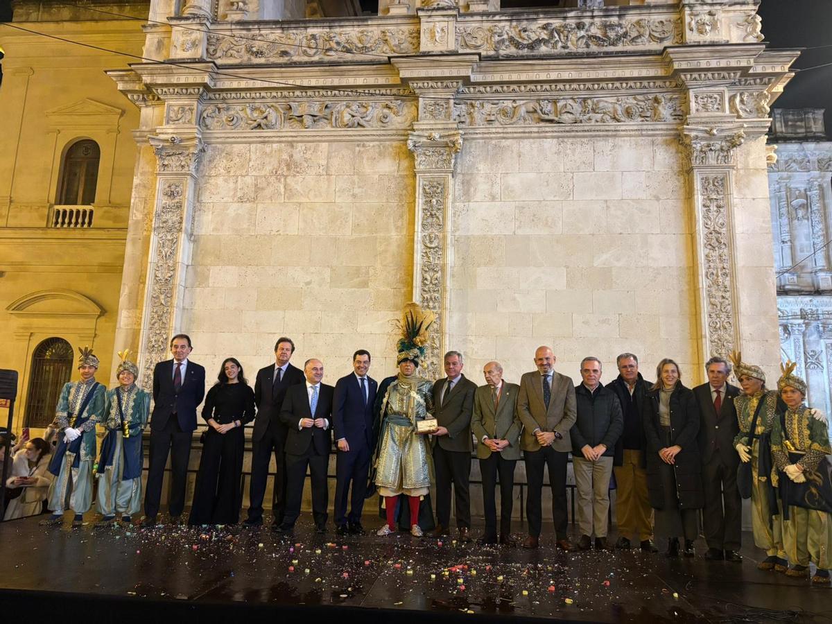 El Heraldo recibe las llaves de la ciudad de manos del alcalde de Sevilla, José Luis Sanz.