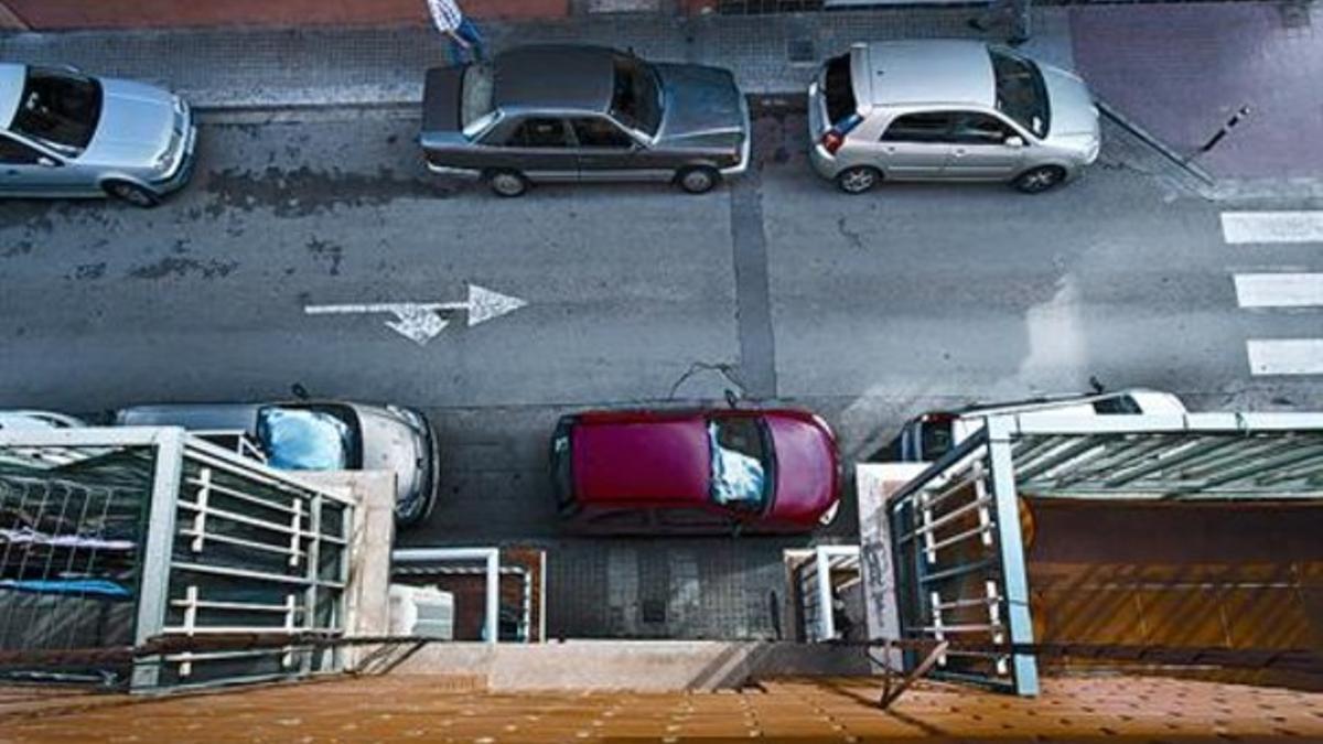 Manuel G. se tiró desde su balcón de este edificio, a la misma altura desde donde está tomada la foto.